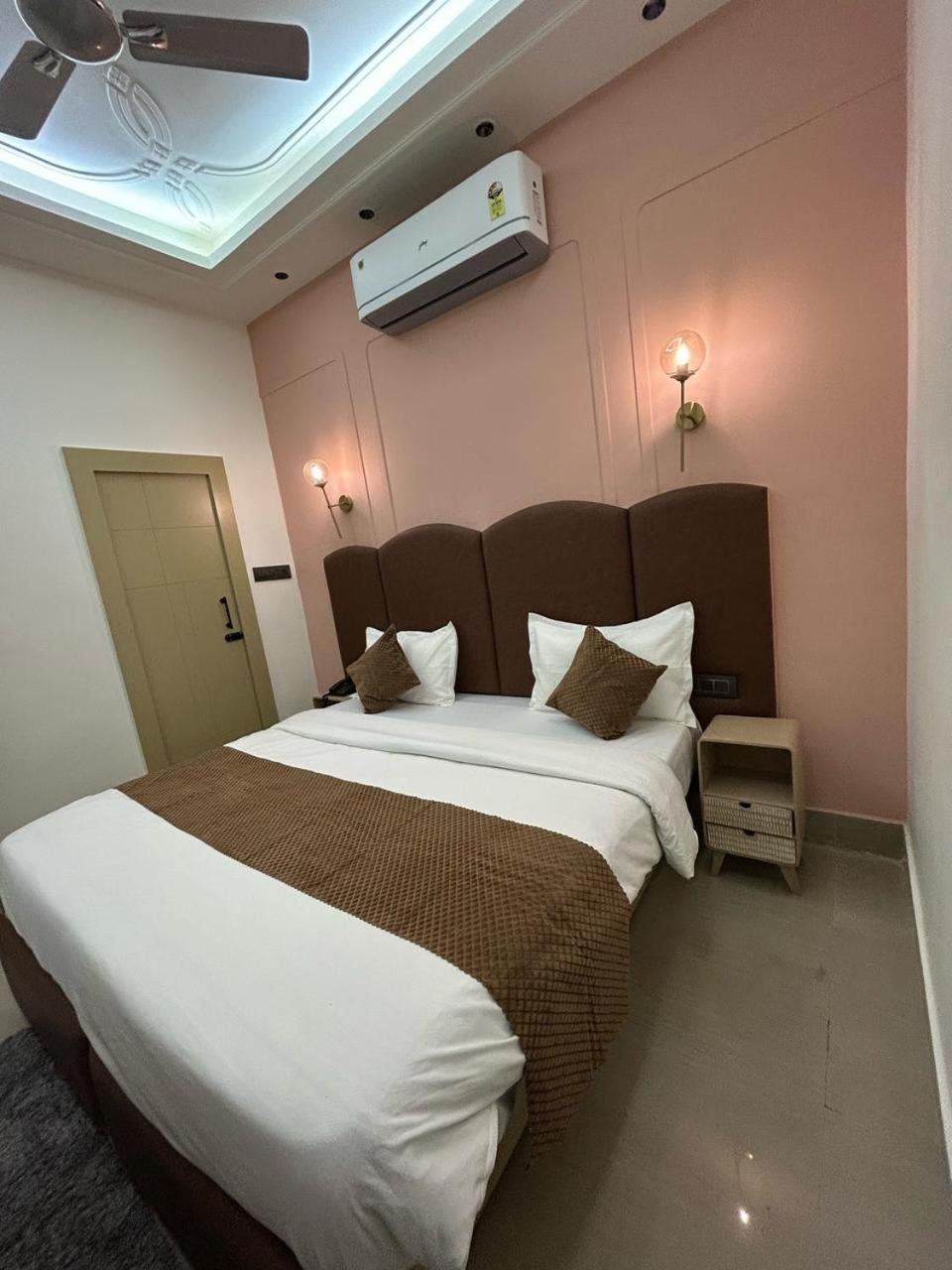 Divine Hotel Karnāl Exteriör bild