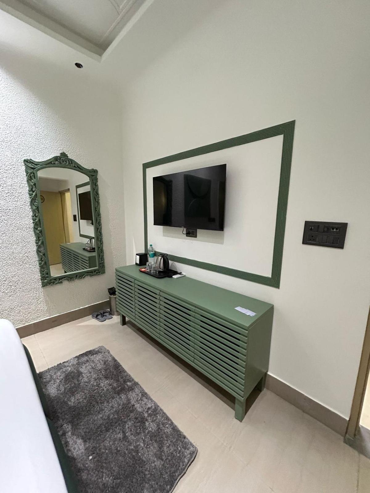 Divine Hotel Karnāl Exteriör bild
